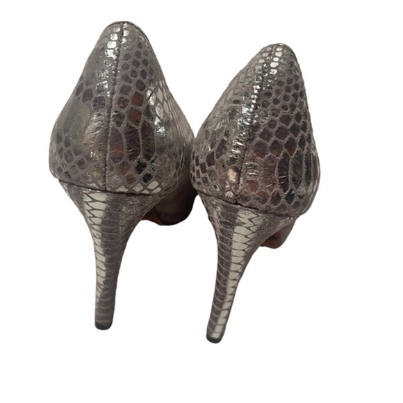 White House Black Market Silver Stilleto Heel shoes Size 9 1/2 M - Picture 7 of 8